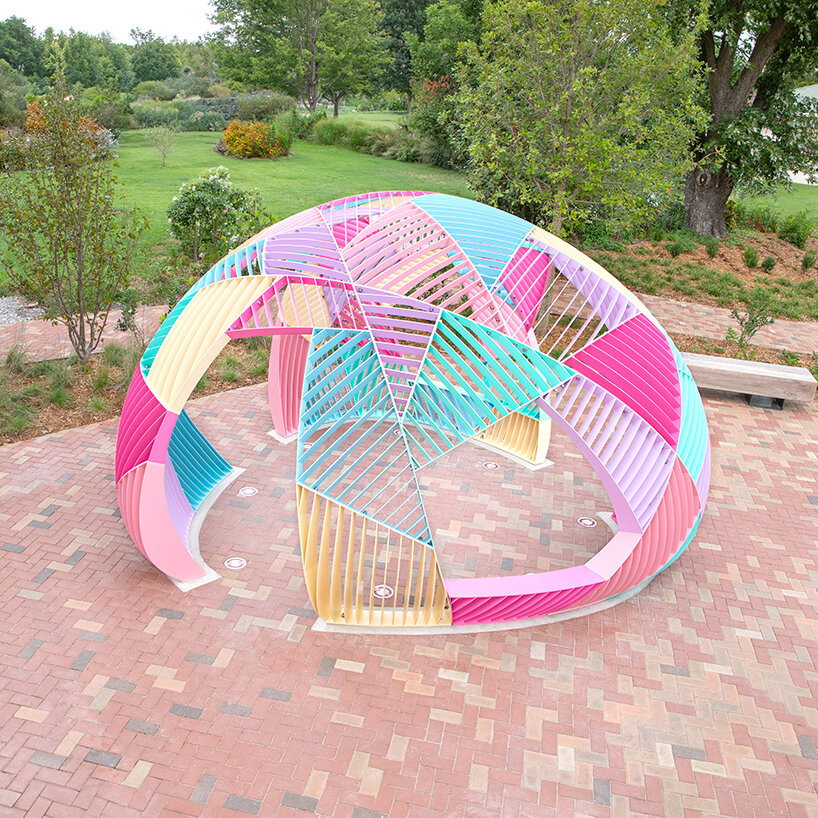 Le pavillon coloré en forme de dôme de Hou de Sousa, dans l'Arkansas, ressemble à une courtepointe flottant dans les airs.