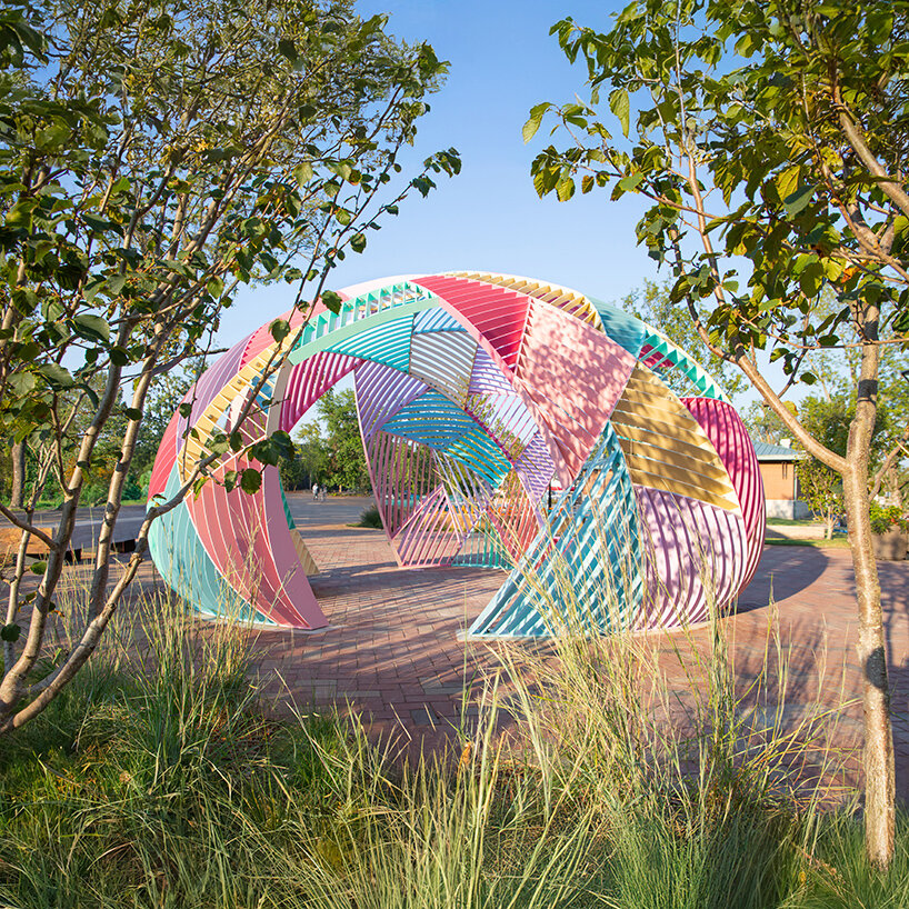 Le pavillon coloré en forme de dôme de Hou de Sousa, dans l'Arkansas, ressemble à une courtepointe flottant dans les airs.