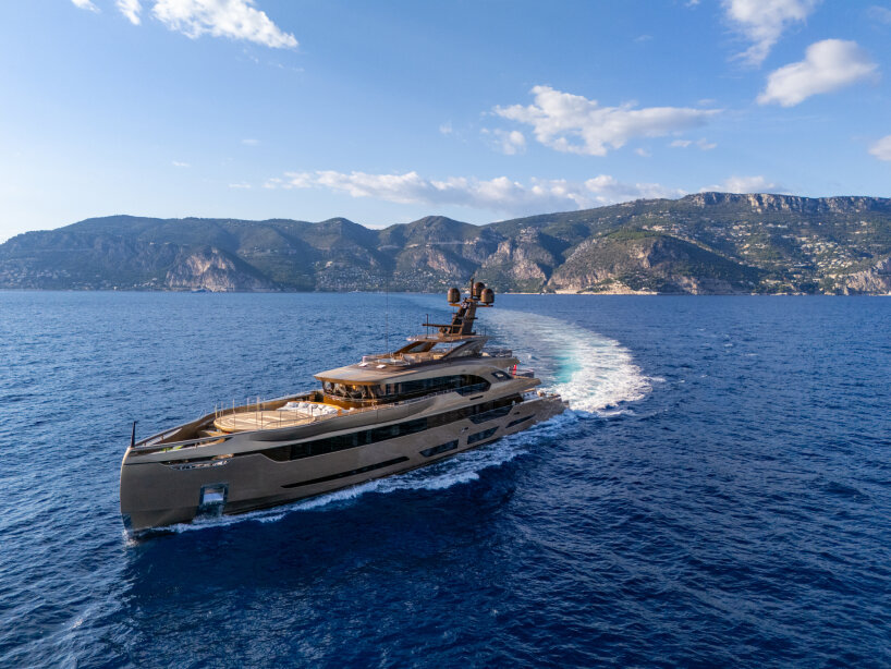 hybrid yacht ANJELIF glows in daylight with champagne-colored aluminum ...