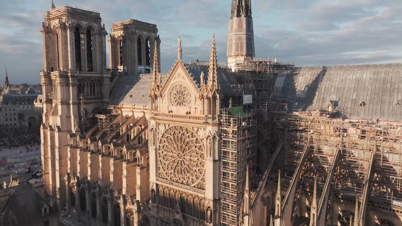 di luar Katedral Notre Dame di Paris