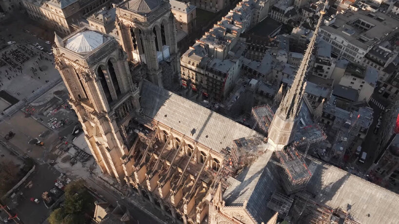 Pemandangan Katedral Notre-Dame di Paris dengan menara terpasang