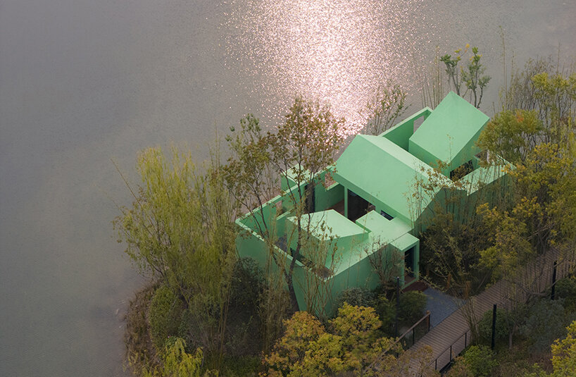 La retraite d'une cabane verte pure par Wiki World flotte sur un îlot isolé dans un lac chinois