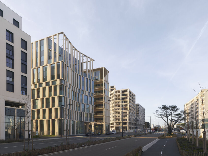 sculptural concrete columns define cino zucchi architetti’s office building in bordeaux