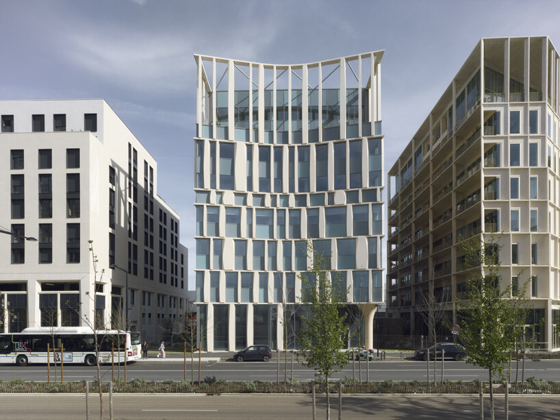 sculptural concrete columns define cino zucchi architetti’s office building in bordeaux