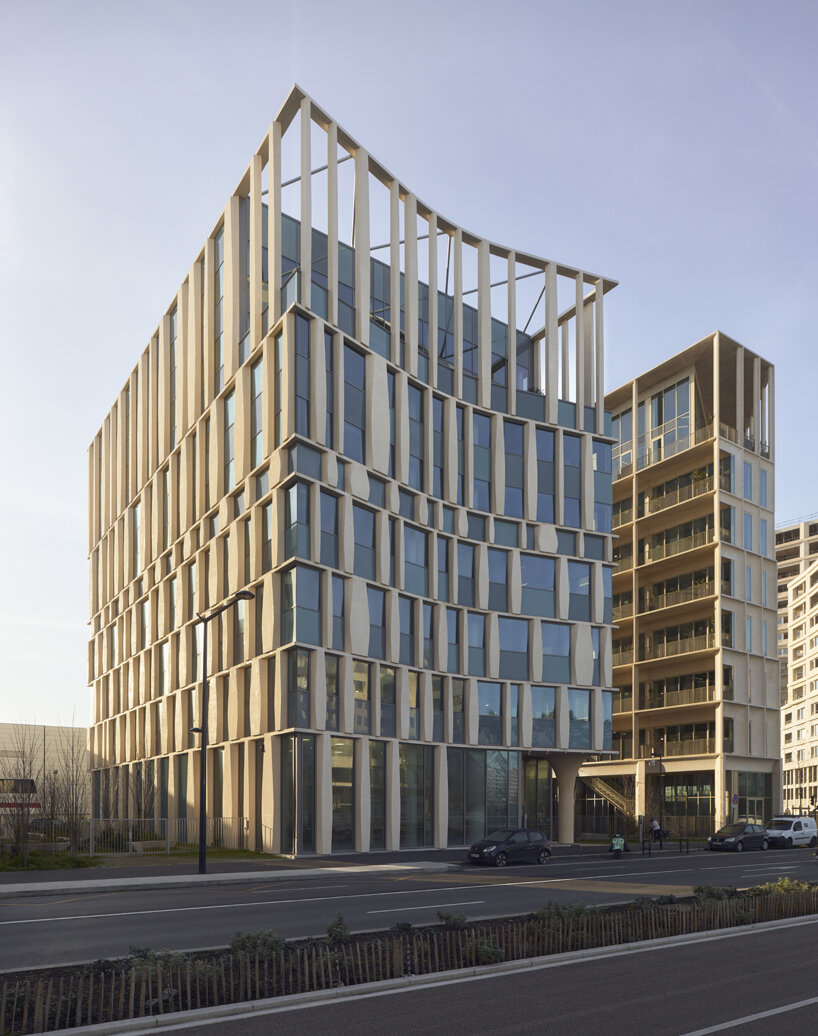 sculptural concrete columns define cino zucchi architetti’s office building in bordeaux