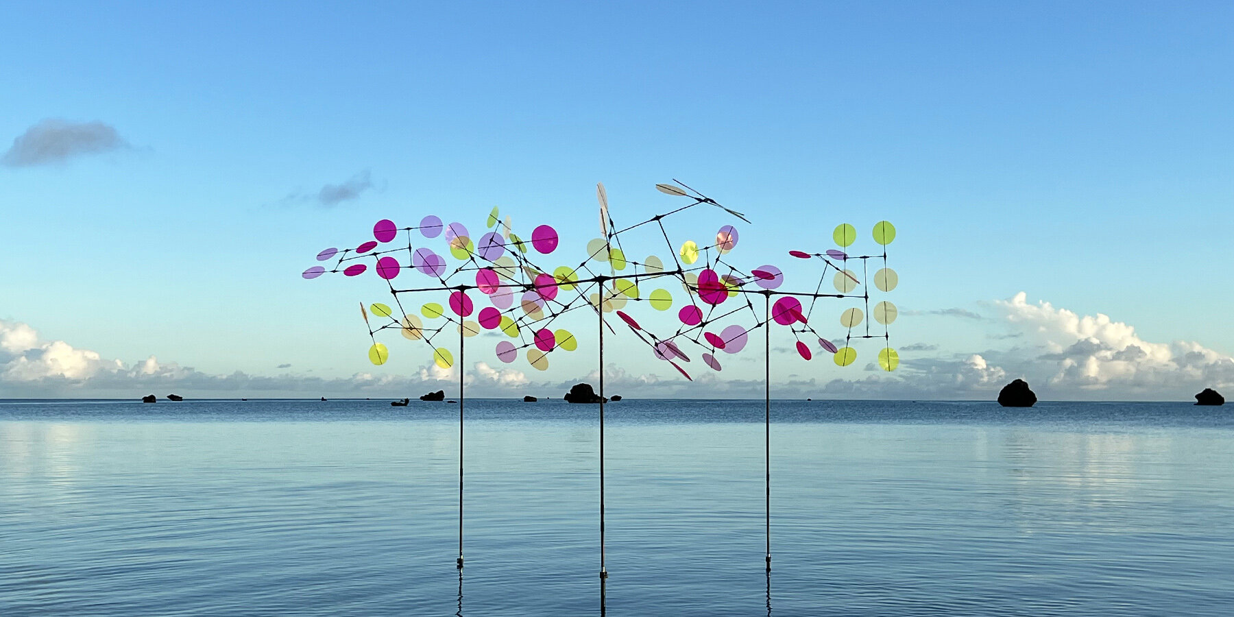 vincent-leroy-multicolored-installation-japanese-beach-chromatic-landscape-designboom-1800-01