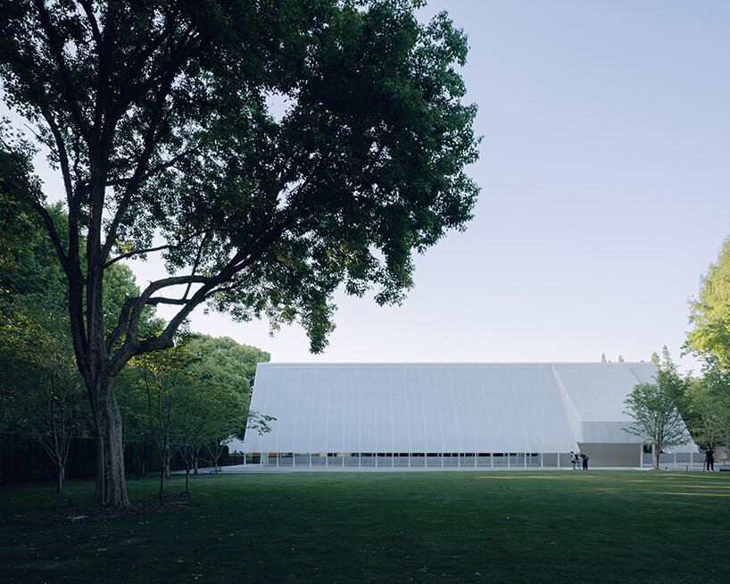 wing-like roof covers open gathering area by SHISUO in shanghai's memorial park