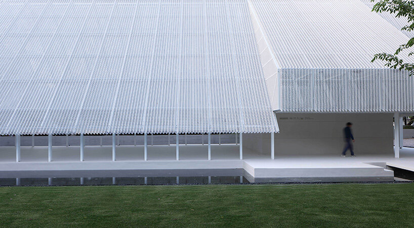 wing-like roof covers open gathering area by SHISUO in shanghai's memorial park