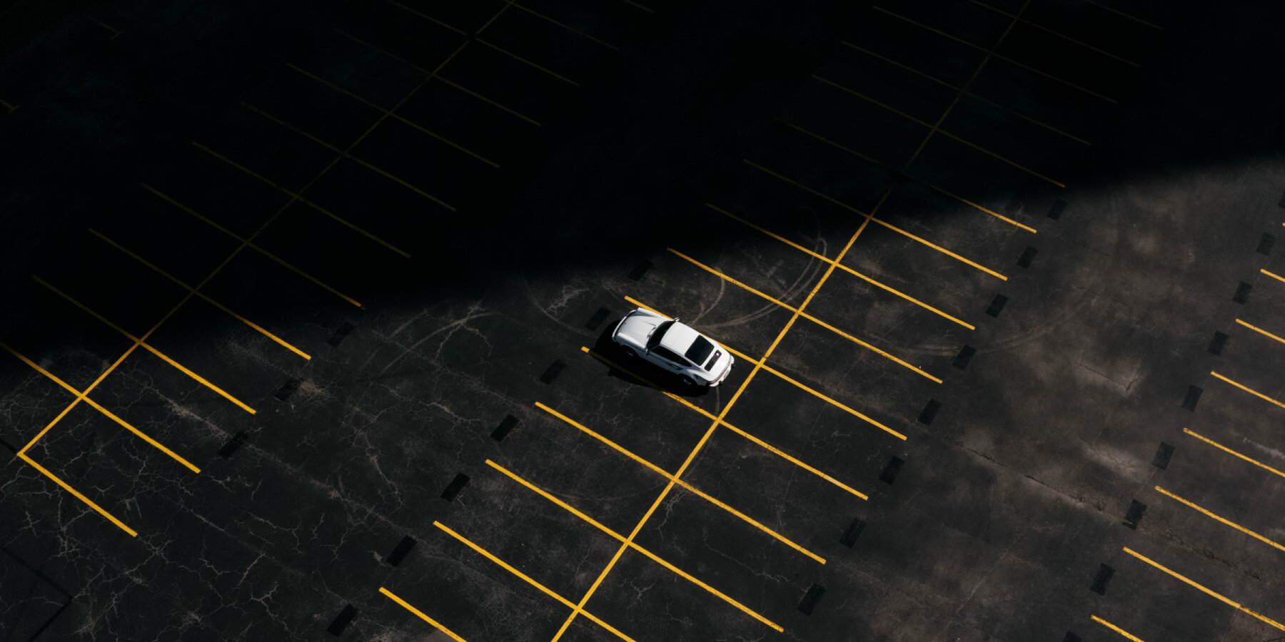 100-cars-captured-sun-comes-down-kevin-mccauley-automotive-photo-book-designboom-ban2