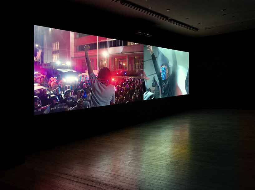 Instalación de video de American Media Review de Marco Brambilla donde la imagen impulsada por inteligencia artificial se encuentra con la realidad