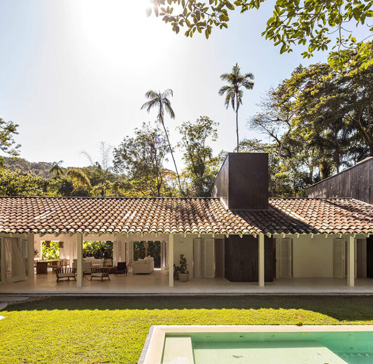 Felipe Rooftop brazilian residence by felipe hess arquitetos unfolds under L-shaped roof