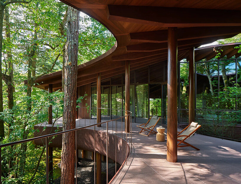 Arquitectos hacen levitar una villa sobre el paisaje forestal japonés