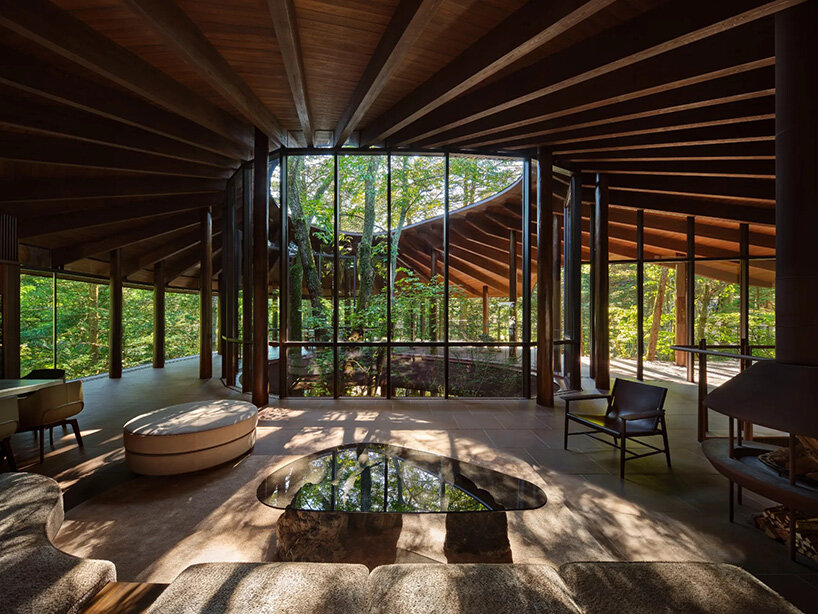Arquitectos hacen levitar una villa sobre el paisaje forestal japonés