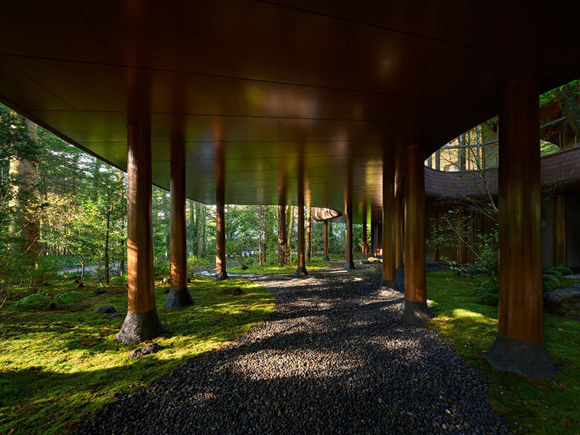 Arquitectos hacen levitar una villa sobre el paisaje forestal japonés