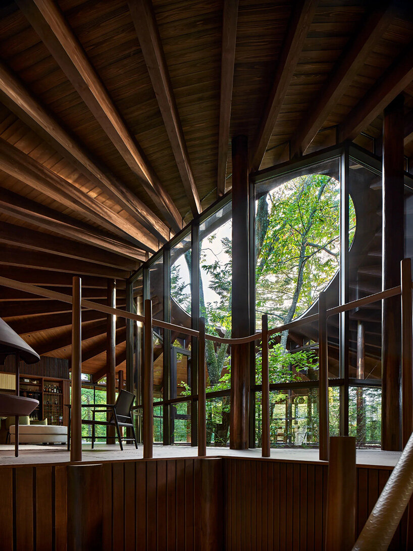 Arquitectos hacen levitar una villa sobre el paisaje forestal japonés