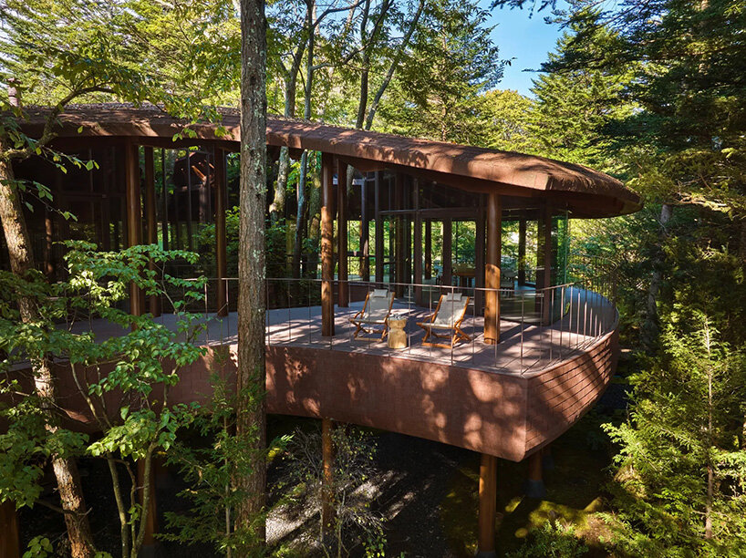 Arquitectos hacen levitar una villa sobre el paisaje forestal japonés