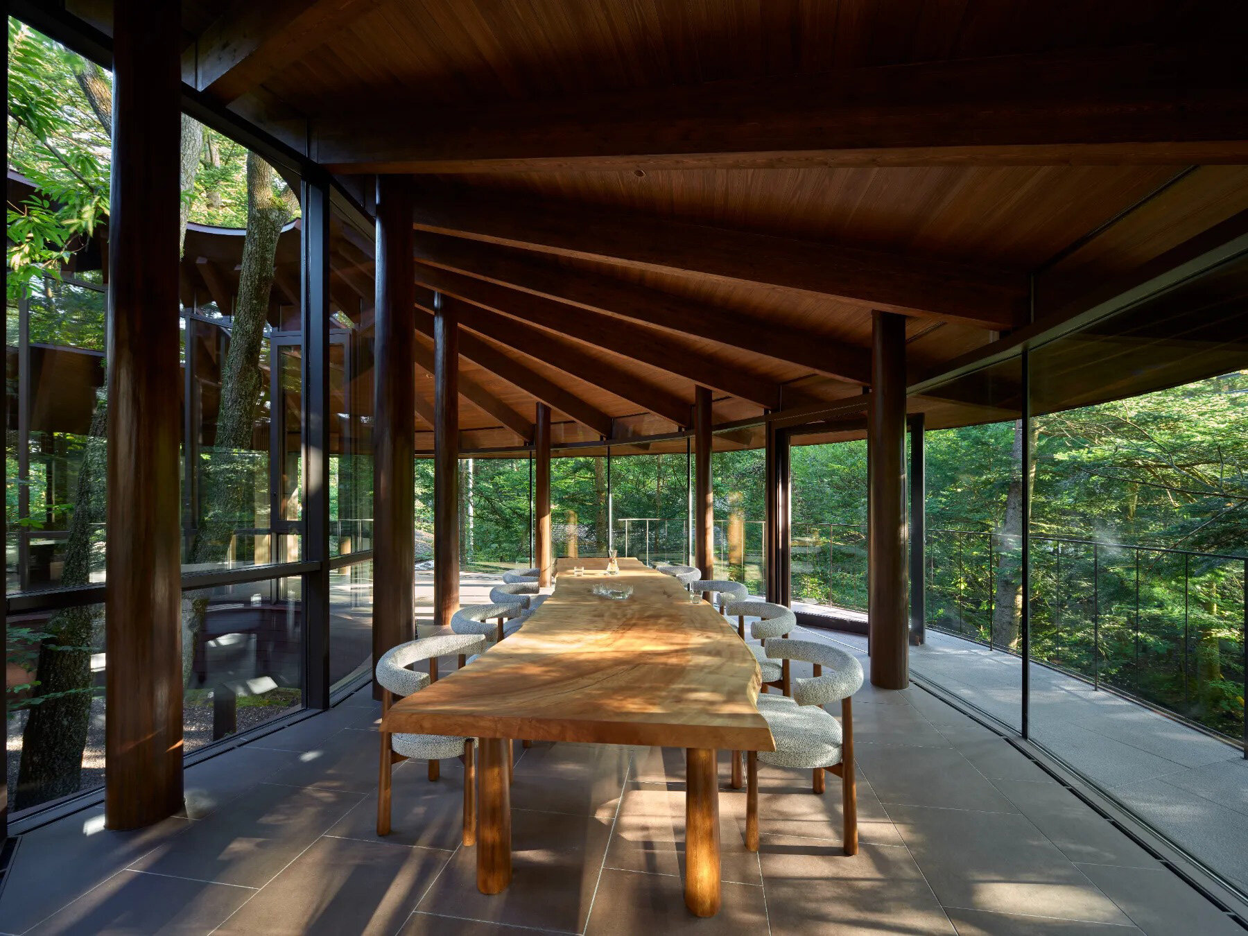 piloti-structure-villa-and-to-architects-japan-forest-landscape-12-23-2024-designboom-1800-02