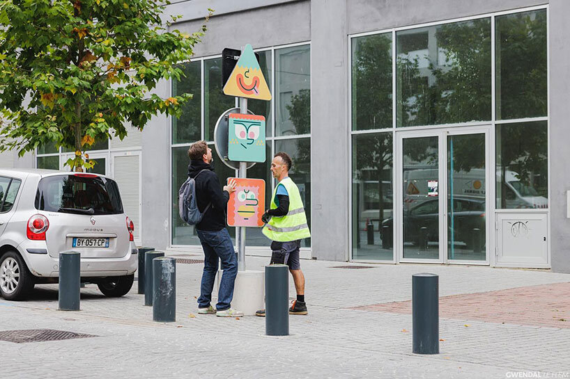 karakter lucu muncul dari rambu lalu lintas khusus pekemah kayu di Rennes, Prancis