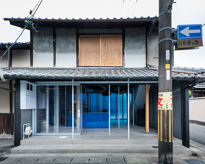 vivid blues turn kyoto townhouse into water-themed coffee stand by atelier satoshi takijiri