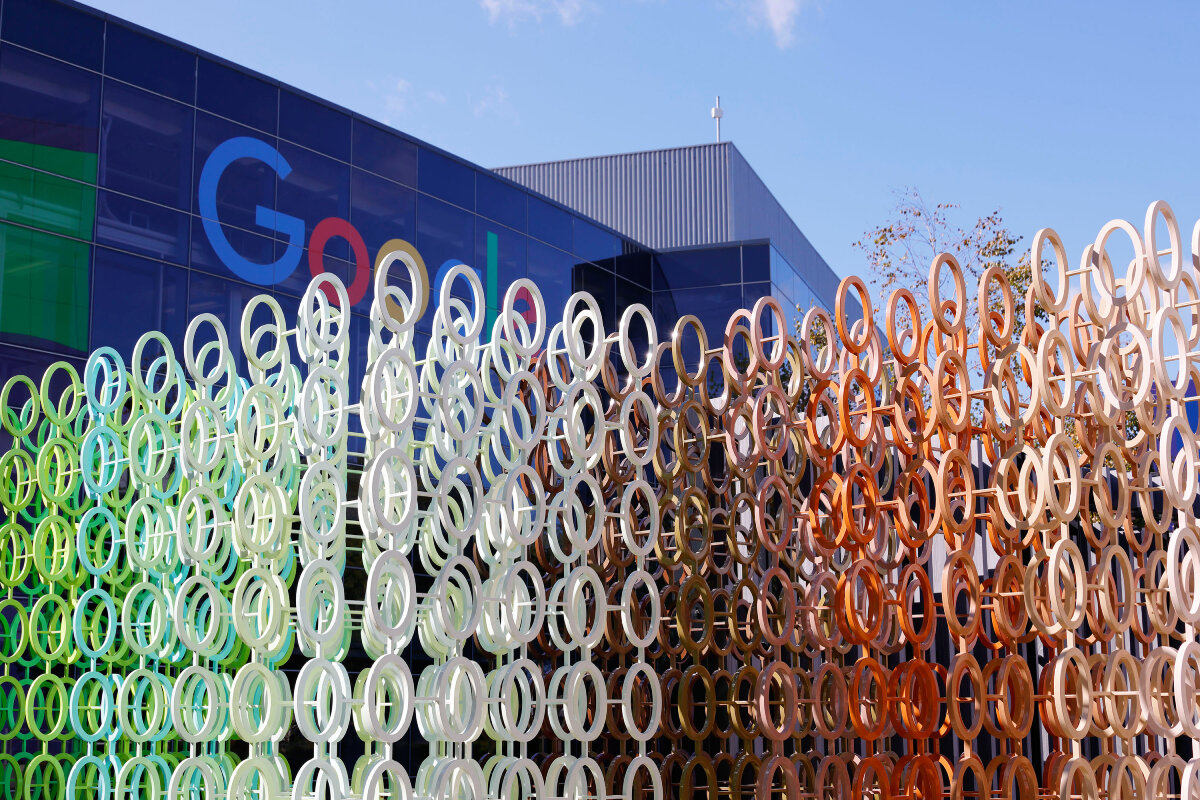 emmanuelle moureaux wraps google HQ with interlocking rings of 100 colors in california 