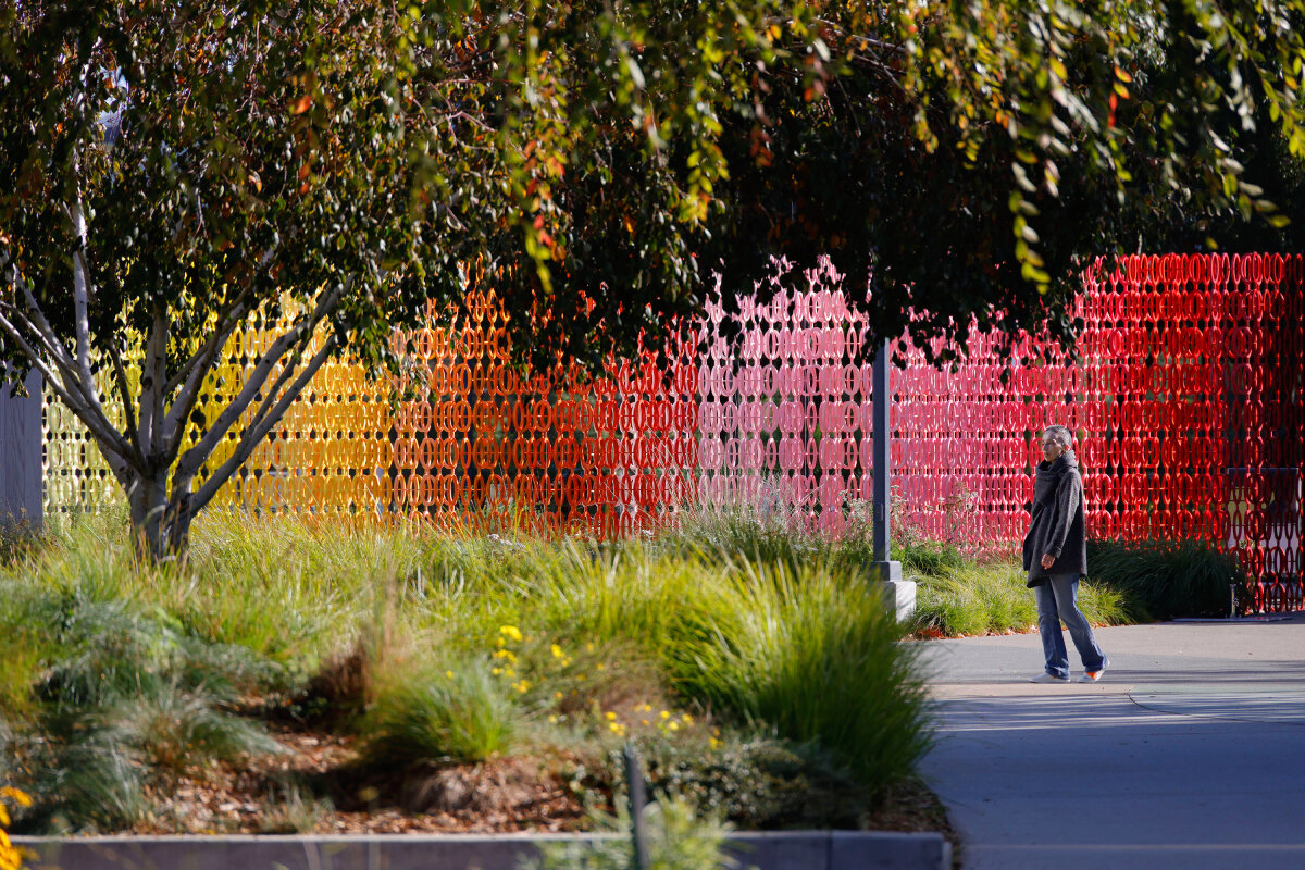 emmanuelle moureaux wraps google HQ with interlocking rings of 100 colors in california 