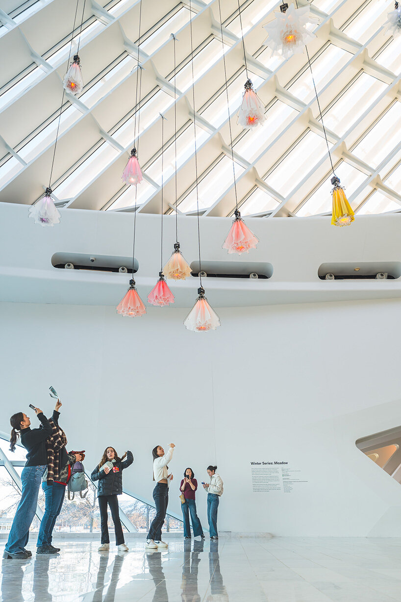 Instalasi DRIFT berkembang di dalam paviliun santiago calatrava di museum seni milwaukee