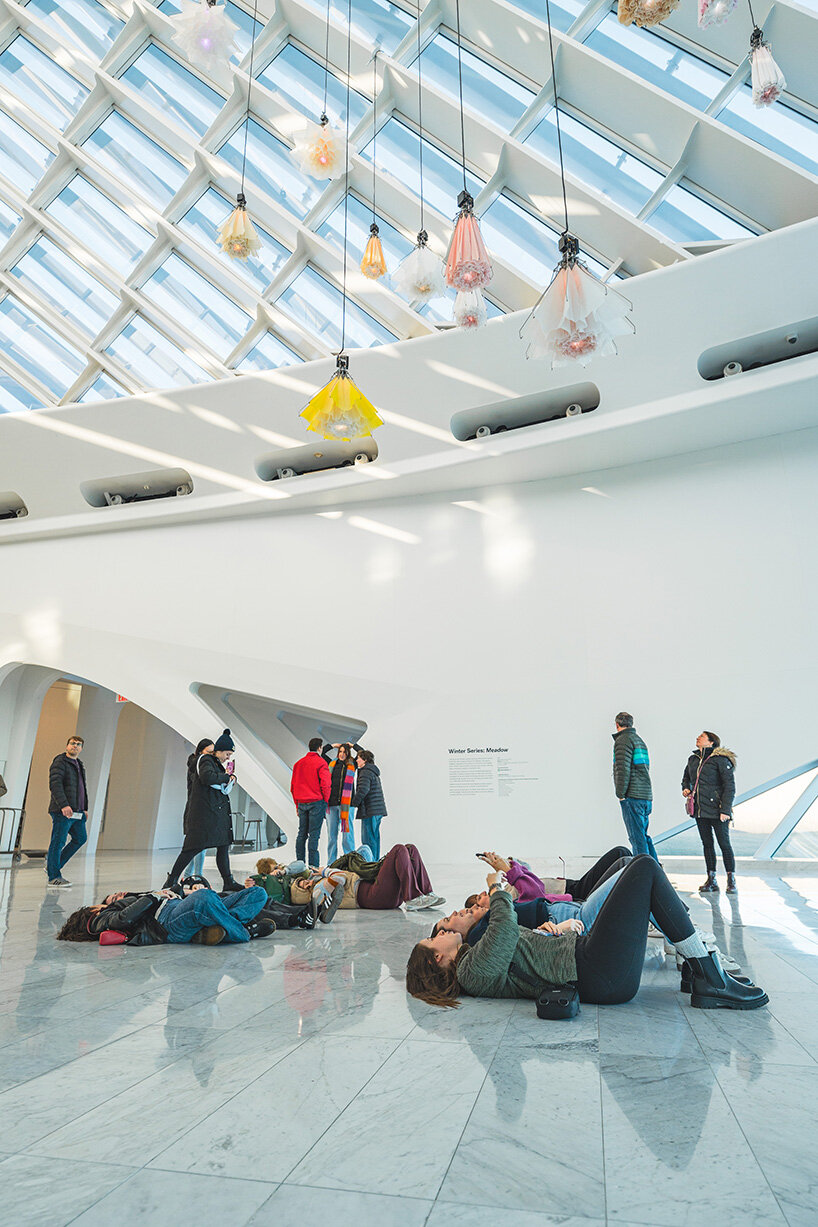 Instalasi DRIFT berkembang di dalam paviliun santiago calatrava di museum seni milwaukee