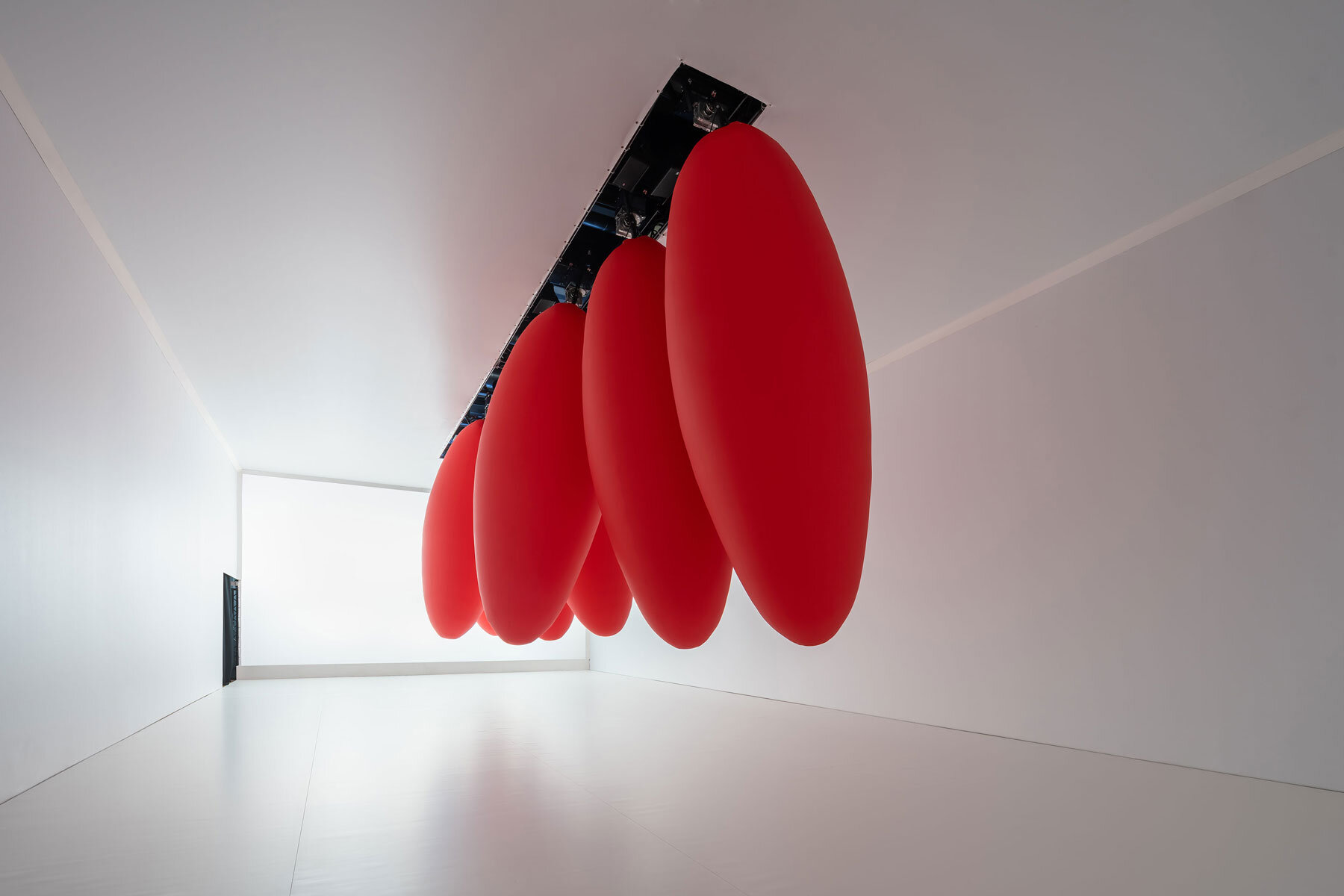 eight-suspended-red-ovoids-spy-pendular-sequences-kinetic-installation-balloon-museum-01-21-2025-designboom-1800-4