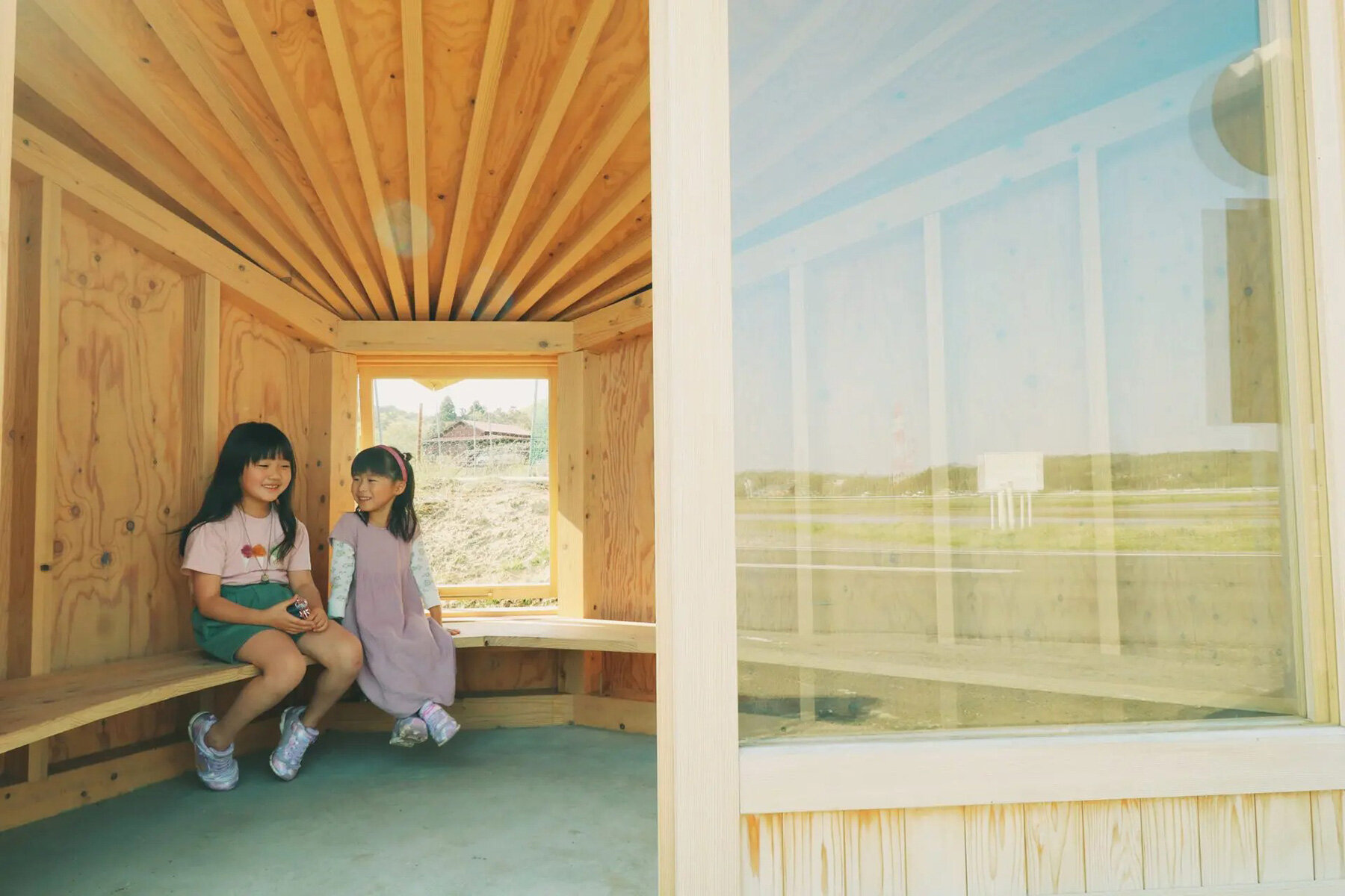 fan-shaped-bus-stop-ginga-architects-schoolchildren-rural-japan-designboom-1800-02
