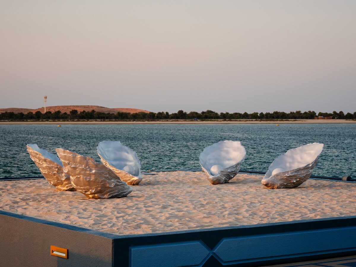 patung tiram warna-warni karya farah al qasimi melantunkan senandung kerinduan di sepanjang corniche abu dhabi