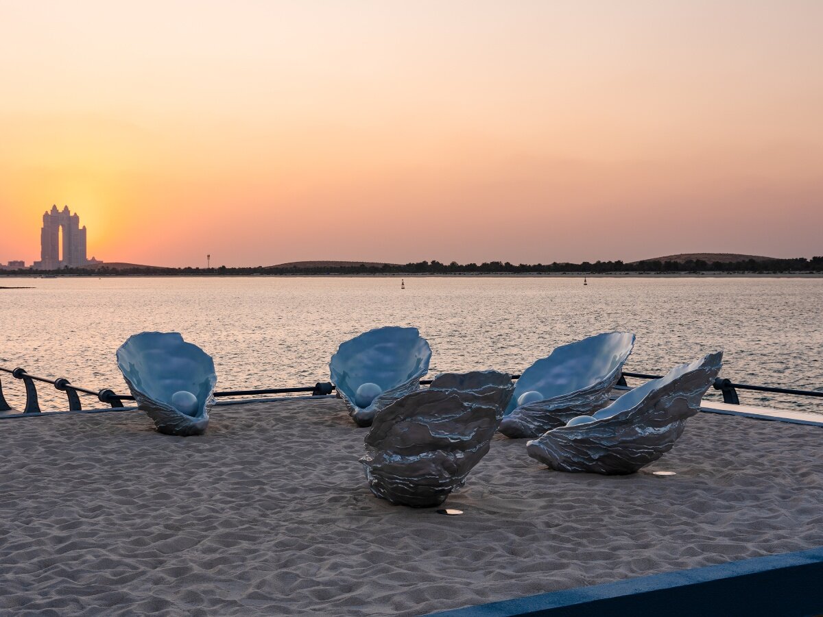 patung tiram warna-warni karya farah al qasimi melantunkan senandung kerinduan di sepanjang corniche abu dhabi