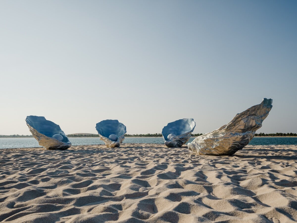 patung tiram warna-warni karya farah al qasimi melantunkan senandung kerinduan di sepanjang corniche abu dhabi