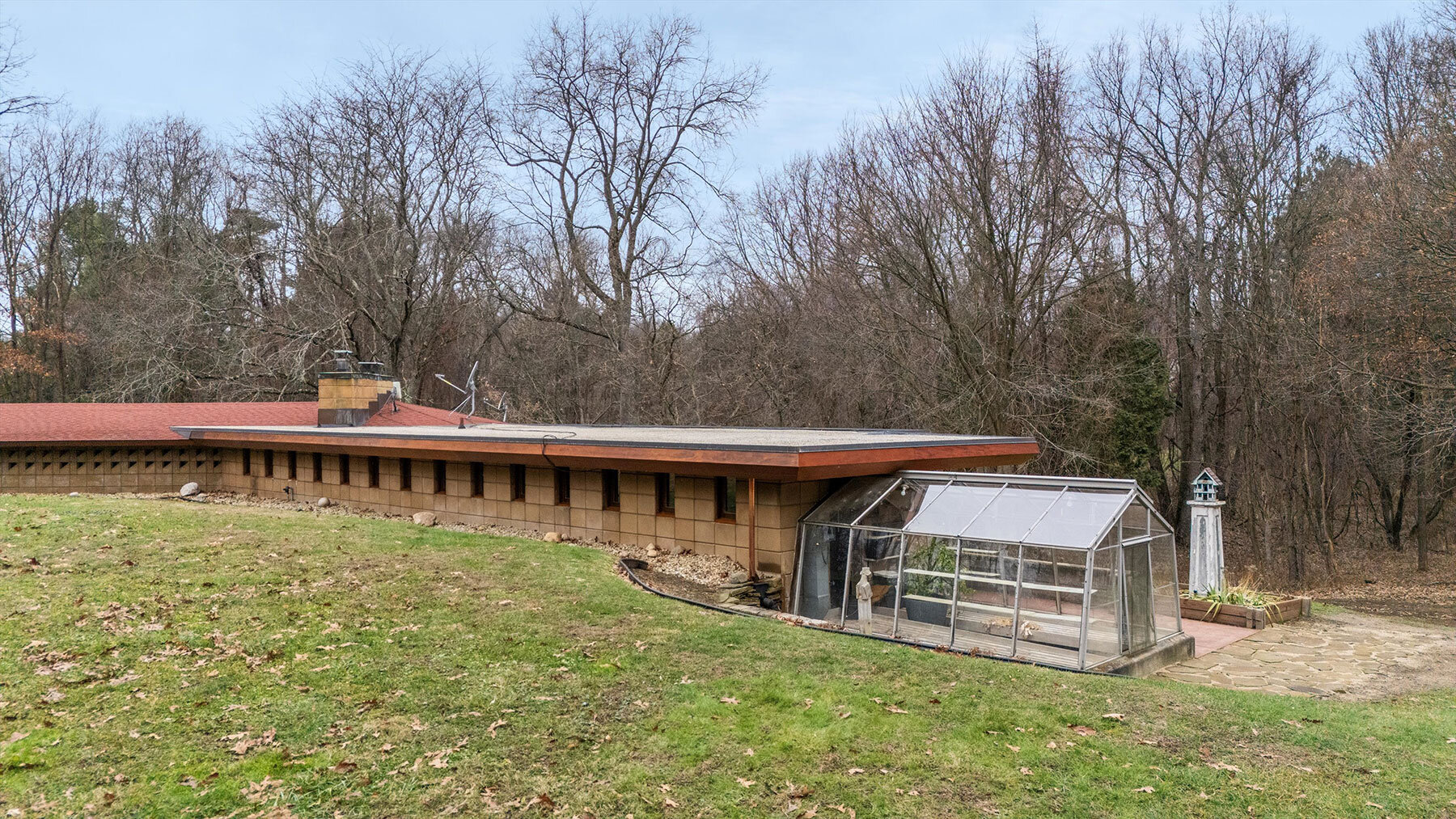 frank-lloyd-wright-iconic-weisblat-house-michigan-hits-market-designboom-full-01