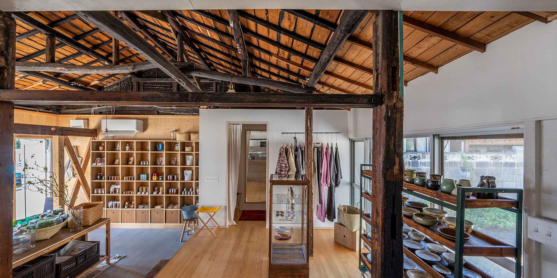 greengrocer-store-kiryu-sakugetsu-negishi-kenchiku-studio-designboom-1800-2