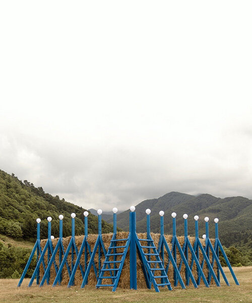 hay bale amphitheater by atelier VRAC emerges as temporary installation in romania