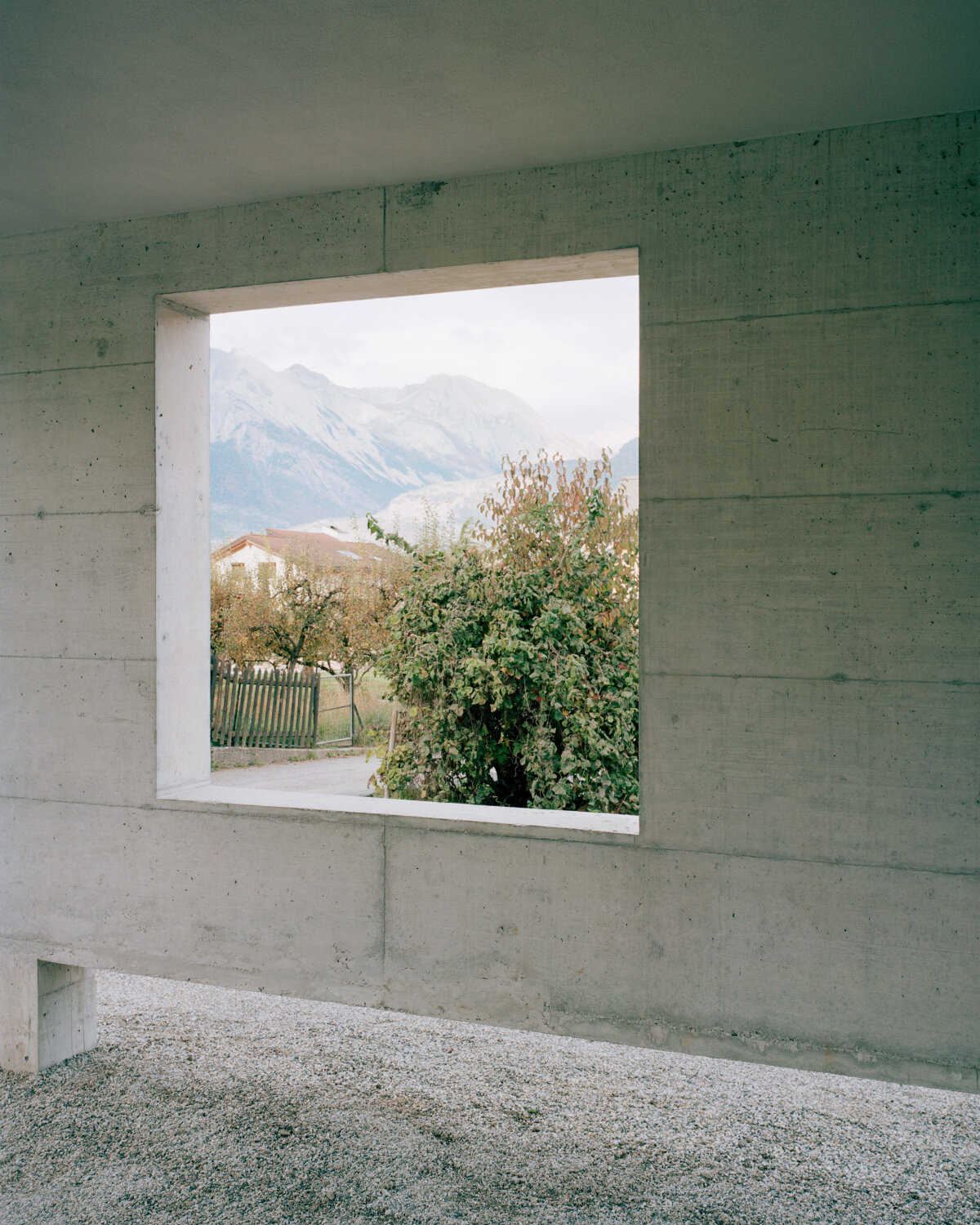 Rumah kayu hangus Lionel Ballmer Architectes menggemakan lumbung tradisional pedesaan Swiss