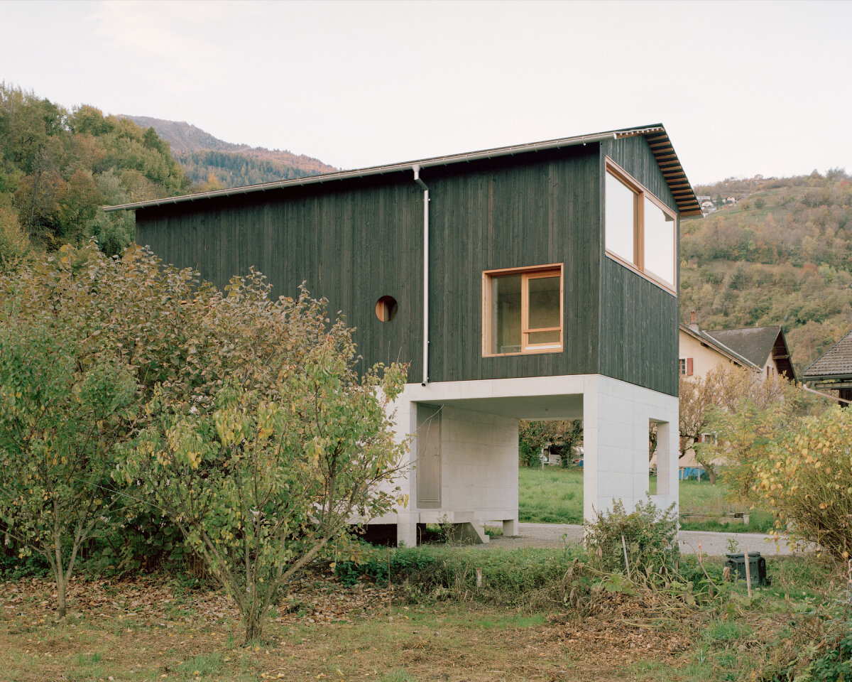 Rumah kayu hangus Lionel Ballmer Architectes menggemakan lumbung tradisional pedesaan Swiss