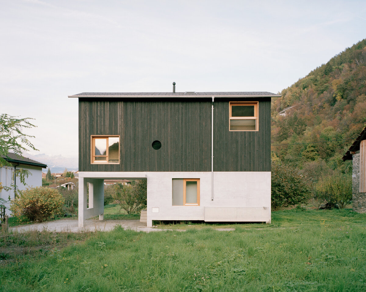 Rumah kayu hangus Lionel Ballmer Architectes menggemakan lumbung tradisional pedesaan Swiss