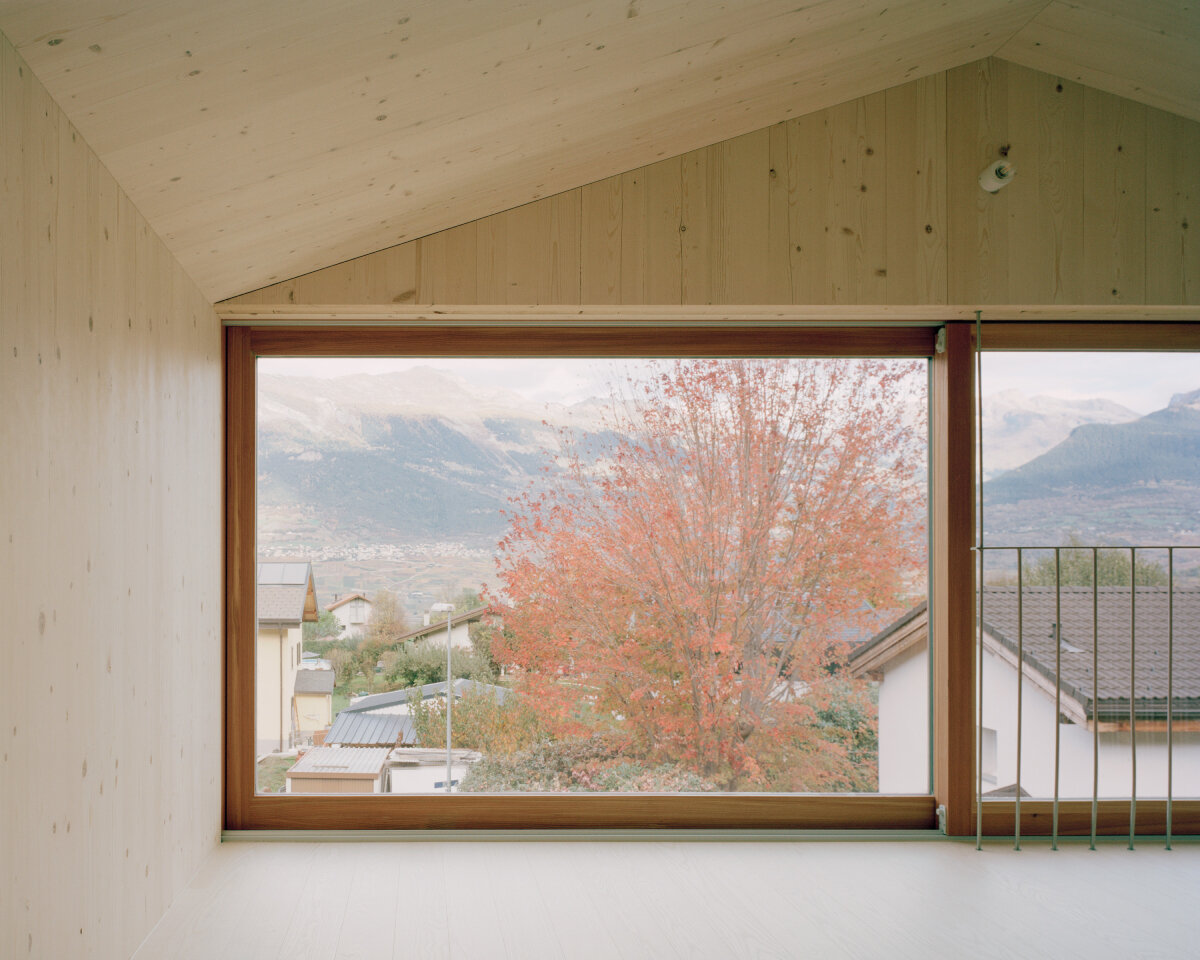 Rumah kayu hangus Lionel Ballmer Architectes menggemakan lumbung tradisional pedesaan Swiss