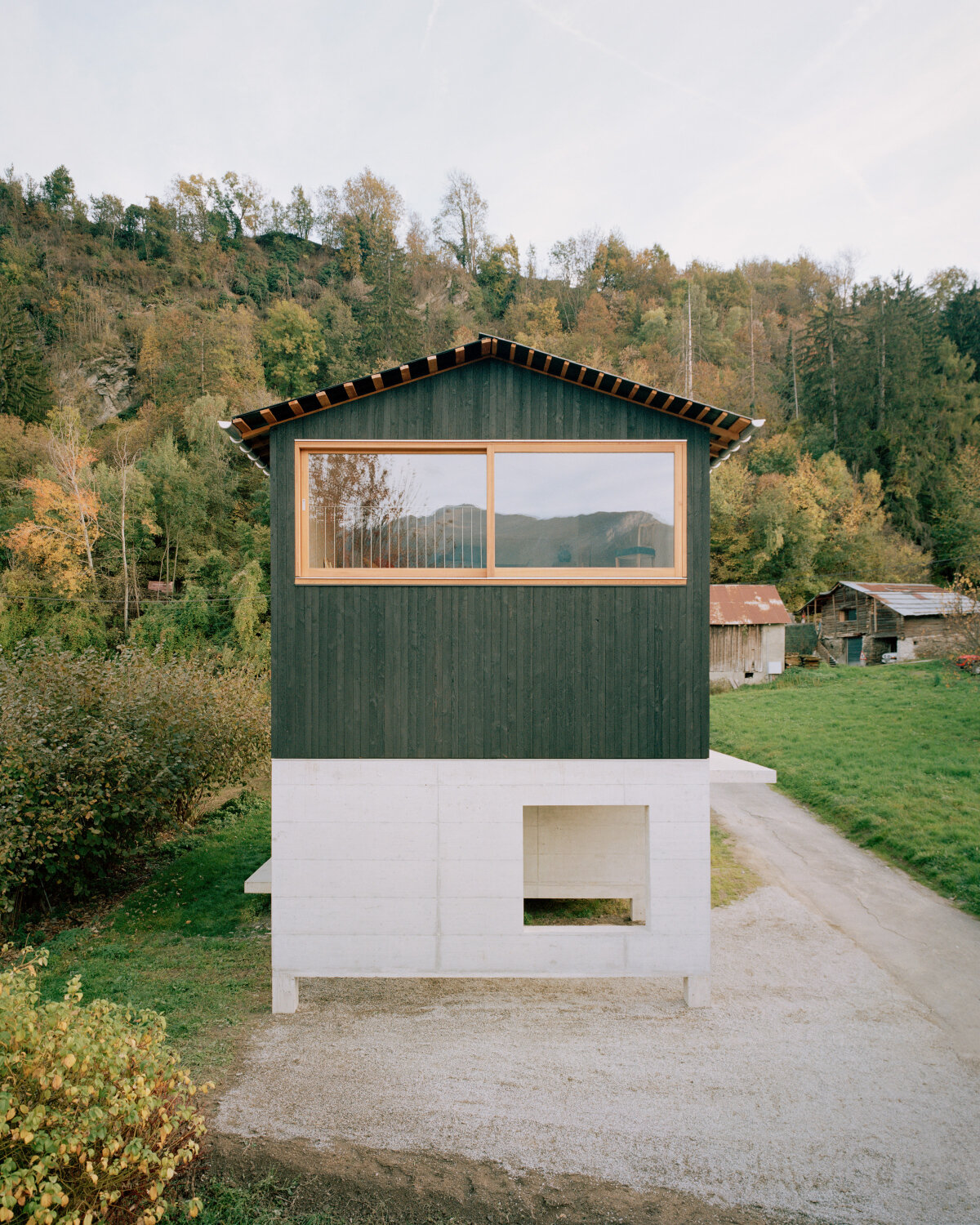 Rumah kayu hangus Lionel Ballmer Architectes menggemakan lumbung tradisional pedesaan Swiss