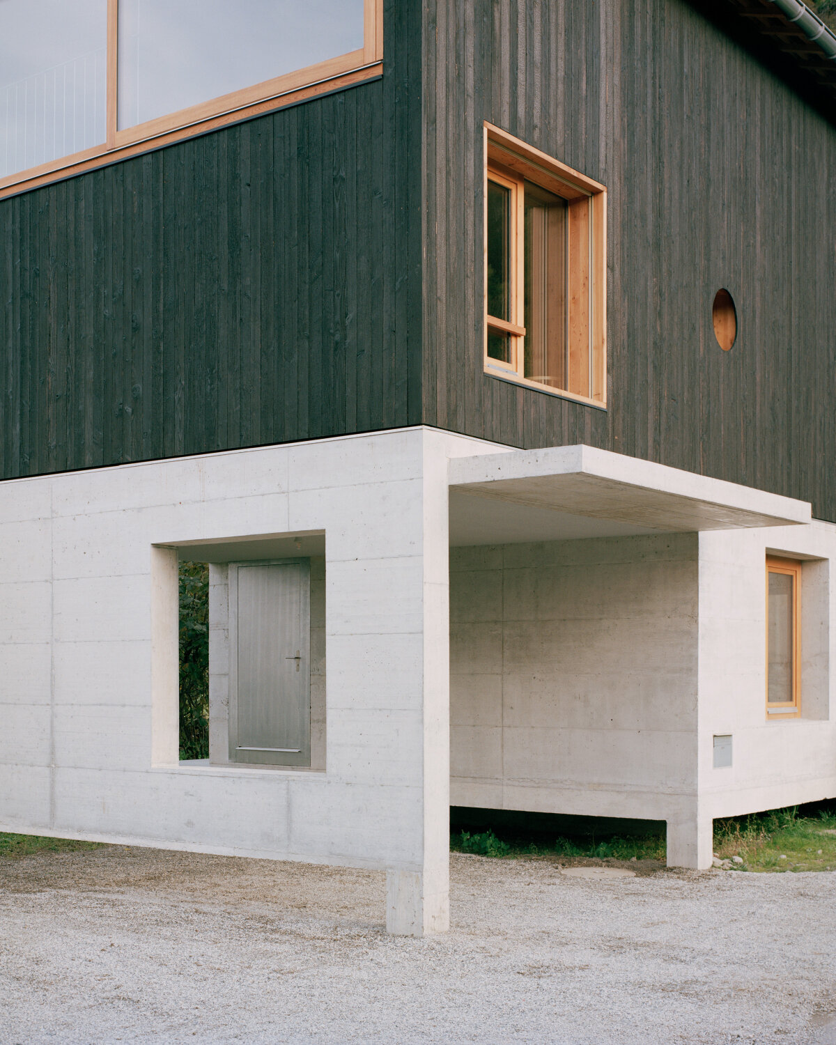 Rumah kayu hangus Lionel Ballmer Architectes menggemakan lumbung tradisional pedesaan Swiss