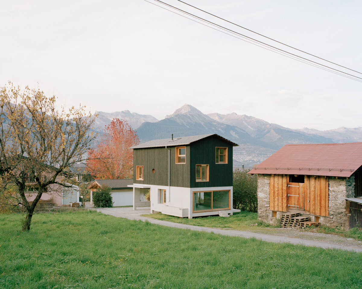 Rumah kayu hangus Lionel Ballmer Architectes menggemakan lumbung tradisional pedesaan Swiss