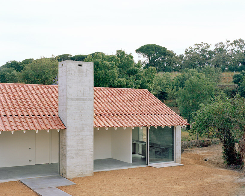 Arquitectura-G menggabungkan garasi beton dengan tempat tinggal di bawah atap ubin di Portugal