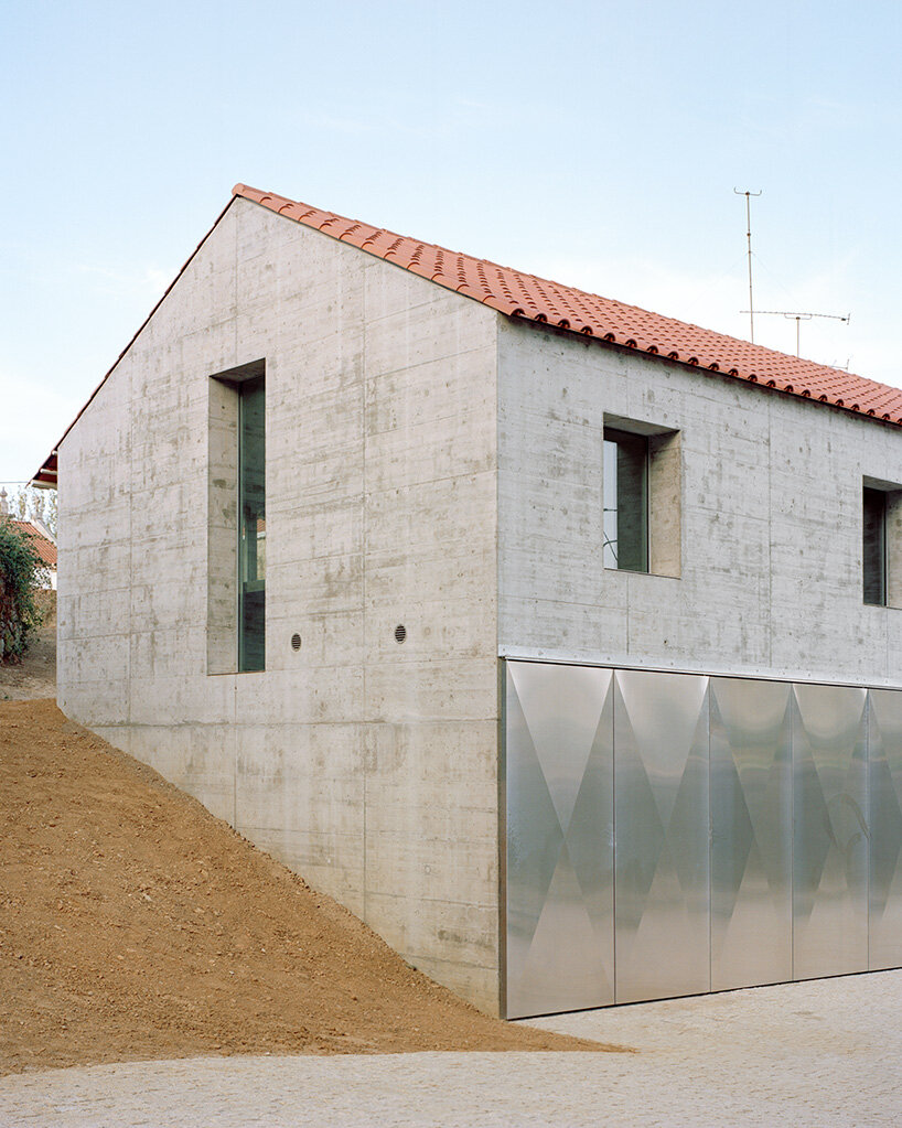 Arquitectura-G menggabungkan garasi beton dengan tempat tinggal di bawah atap ubin di Portugal