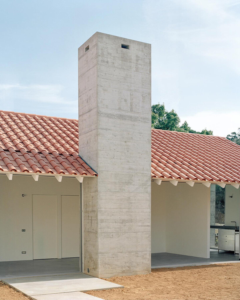 Arquitectura-G menggabungkan garasi beton dengan tempat tinggal di bawah atap ubin di Portugal