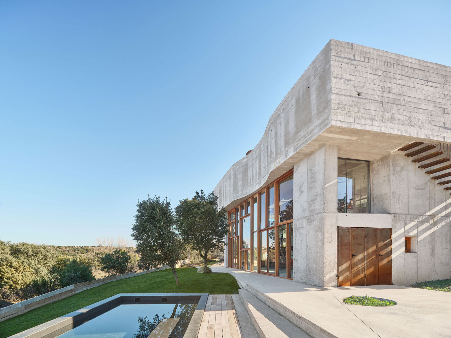 concrete-skin-casa-roble-continuous-curved-facade-madrid-terrain-muka-arquitectura-designboom-1800-2