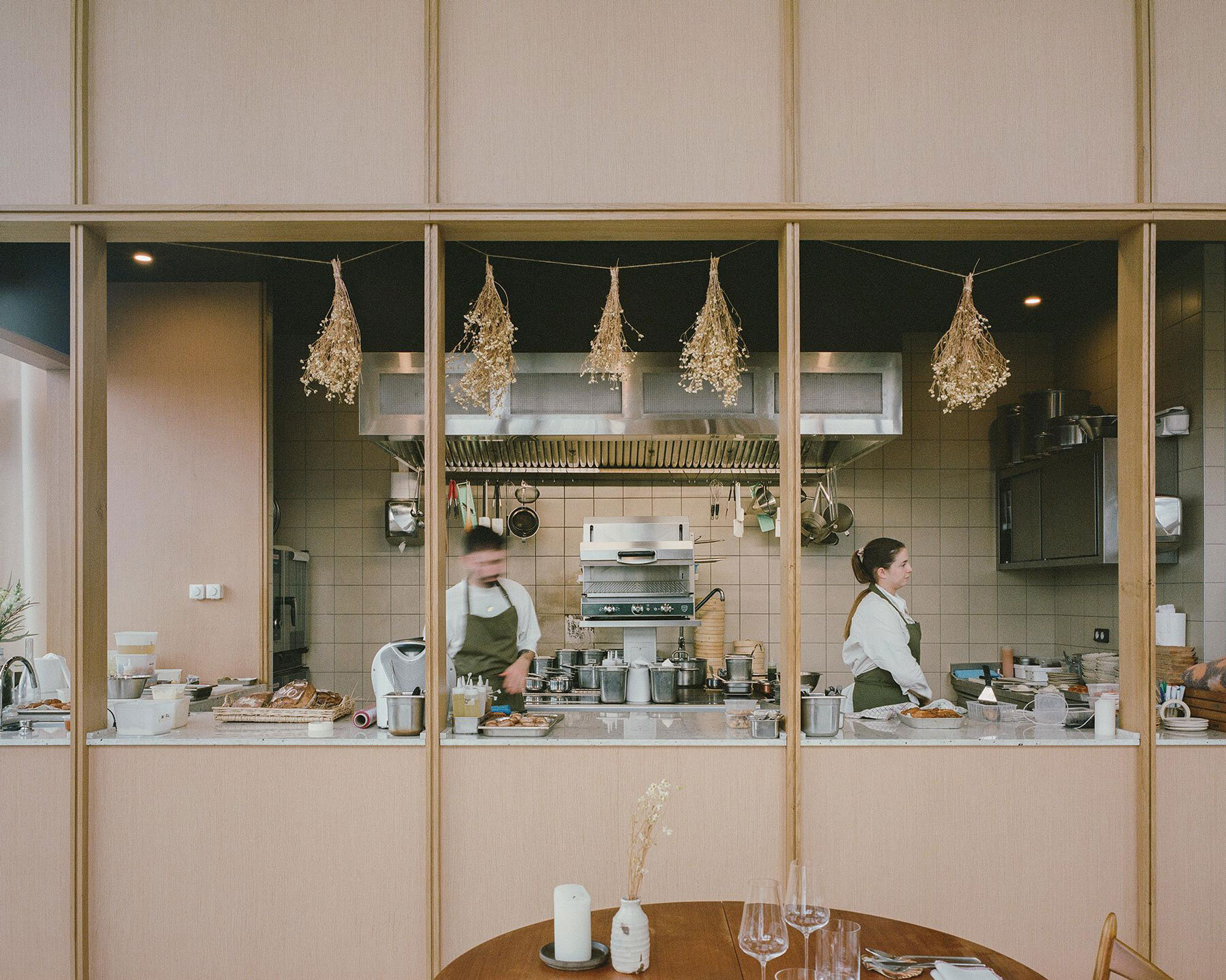 freia-rooftop-restaurant-raum-urban-garden-greenhouse-nantes-designboom-1800-2