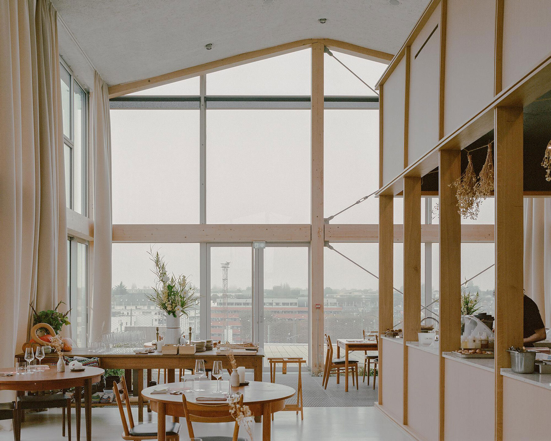 freia-rooftop-restaurant-raum-urban-garden-greenhouse-nantes-designboom-1800-3
