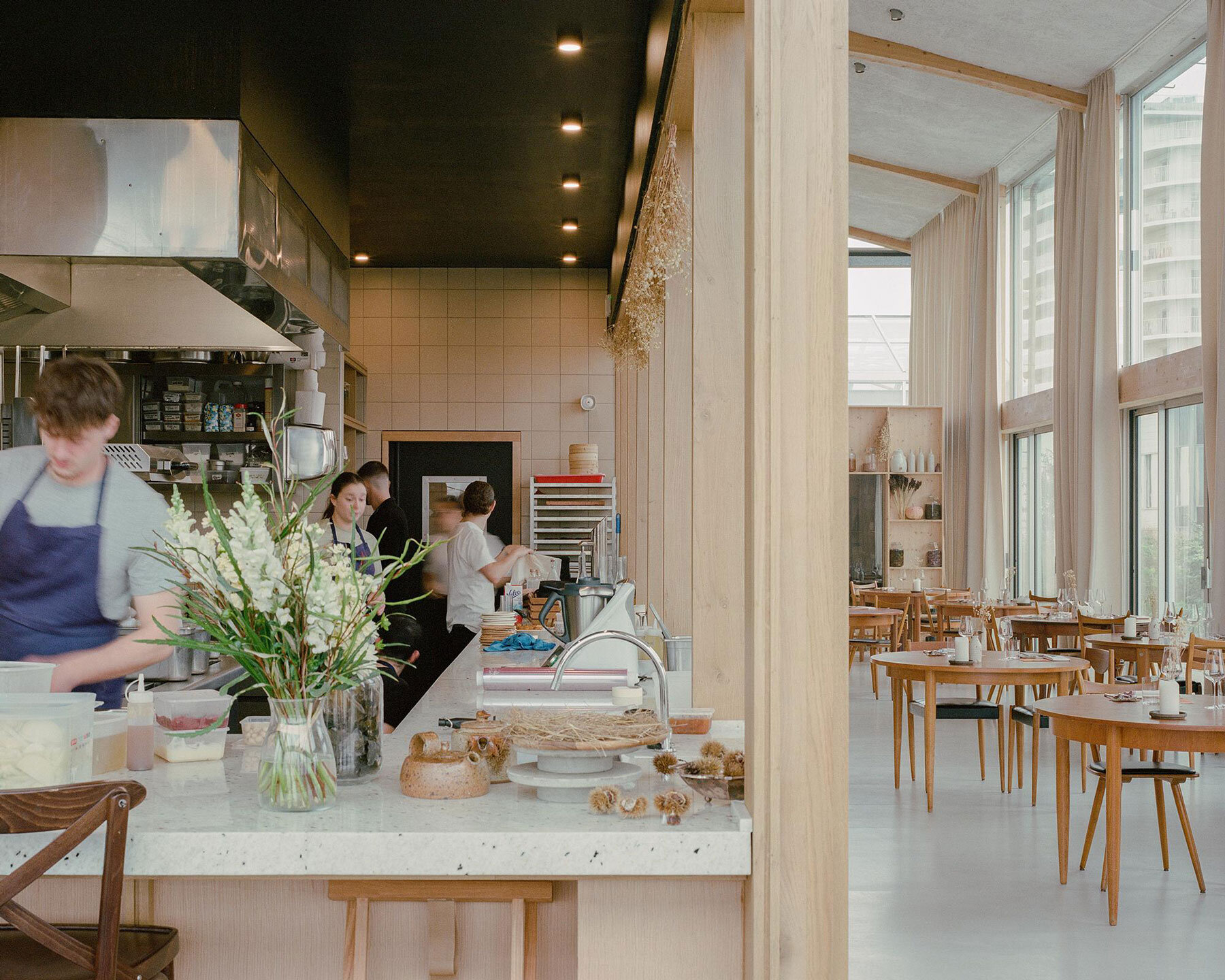 freia-rooftop-restaurant-raum-urban-garden-greenhouse-nantes-designboom-1800-4