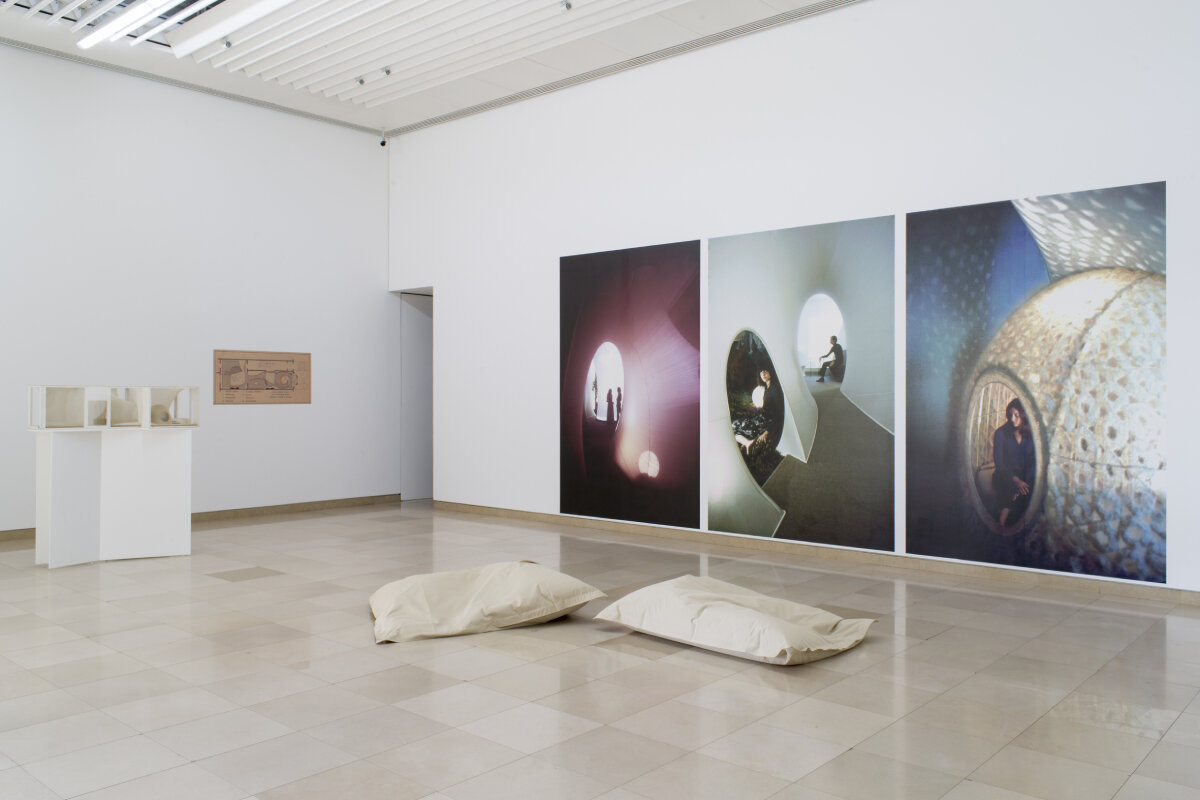 La primera retrospectiva francesa de Aleksandra Kasuba, esculturas estacionadas, mosaicos de mármol, etc.